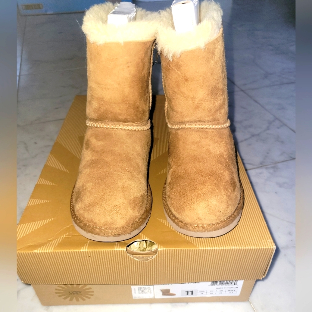 BNIB Bailey bow Kids Uggs Sz 11 Chestnut